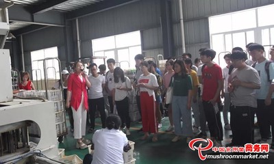 河南:科技学院百余师生到世纪香公司开展教学实习活动